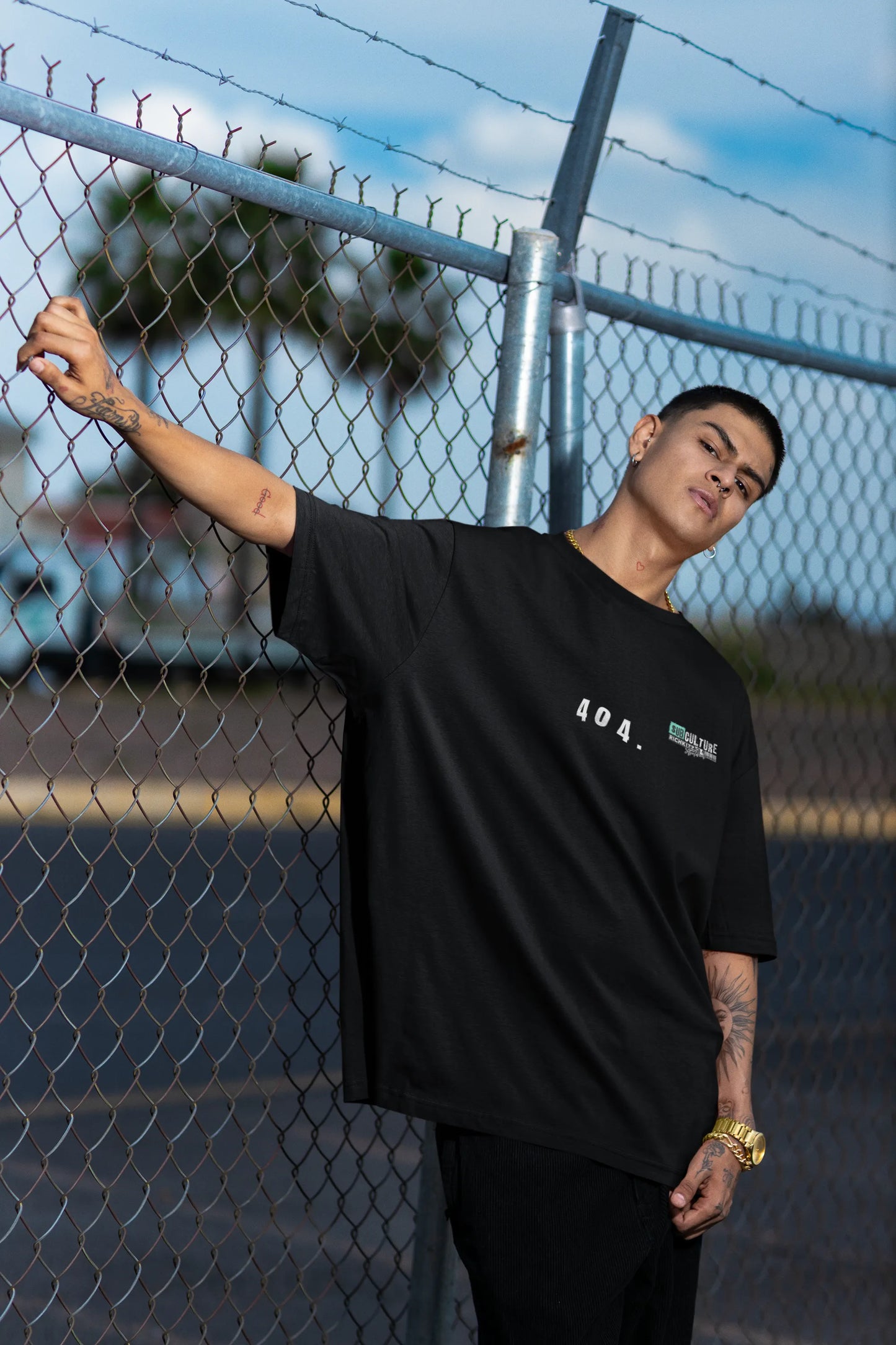 Die Welt im Chaos, Fehler 404 "future not found" trifft den Zahn der Zeit. Mit diesem Oversized Herren Shirt, bekommst du ein echtes Brett in Sachen Design, schwarzes oversize T-Shirt mit Print, cyber tech Motiv