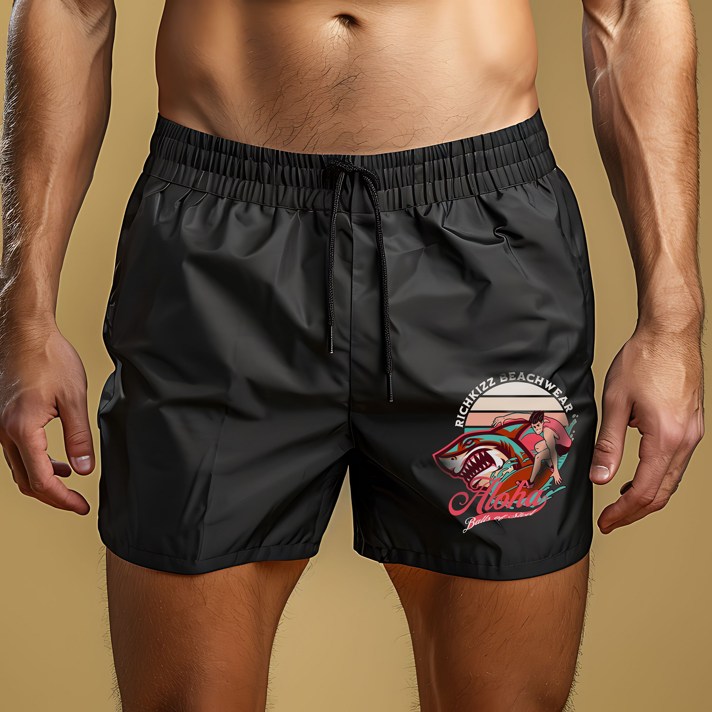 Bequeme Badehose im modernen Schnitt mit mehreren Taschen. ALOHA - BALLS OF STEEL EDITION 100% Polyester Futter: Polyester-Netz elastischer Bund mit Ton-in-Ton-Kordelzug 2 Seitentaschen
Klettverschluss-Tasche hinten Seitenschlitze, Beach Shorts von Richkizz Streetwear