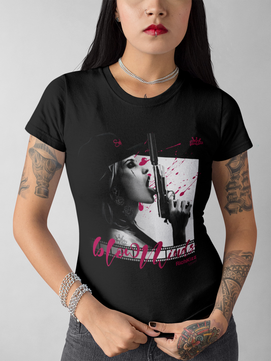 Gewagtes Damen Singlejersey im femininen Schnitt. Dieses Damen T-Shirt kommt nicht nur in feinster ringgesponnener Bio-Baumwolle, sondern auch mit einem Richkizz typischen extra provokanten Print, 100% gekämmte ringgesponnene Bio-Baumwolle, 180 GSM, Farbe schwarz, girls blow your mind Print Motiv