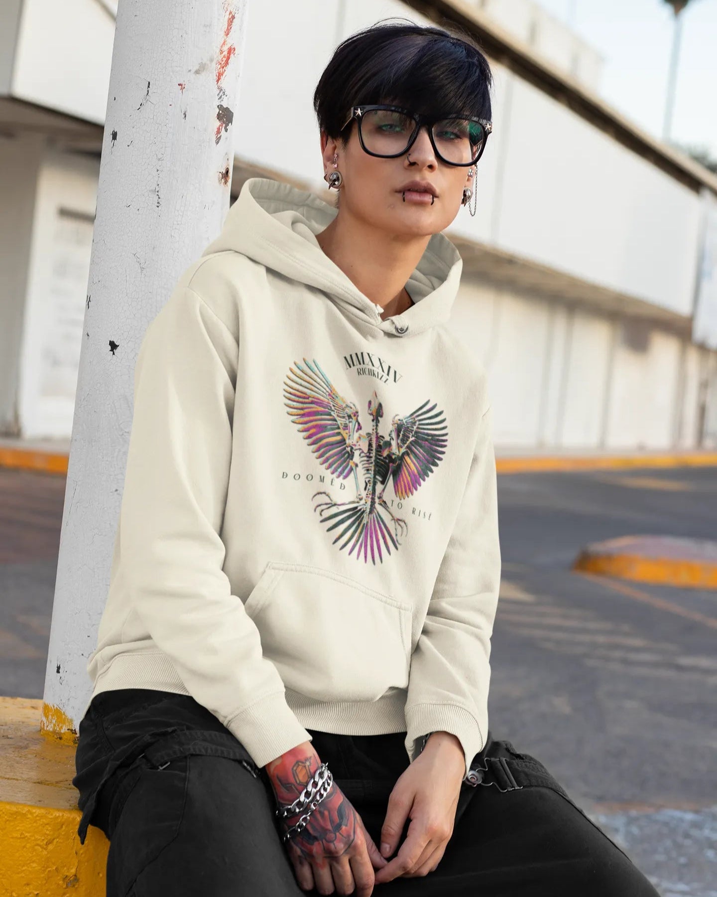 Damen Premium Hoodie - DOOMED! Mit dem gemütlichen Schnitt und dem dezenten Streetwear Design bringt er deine feminine Seite perfekt zur Geltung. Einfach perfekt für lässige, aber dennoch stylische Looks, Farbe natural raw, Beige, Kapuzenpullover Frauen,