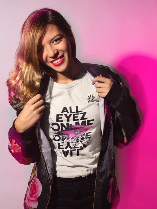 Damen STREETWEAR Singlejersey in normaler Passform für Damen, 100% gekämmte, ringgesponnene Bio-Baumwolle, 180GSM, eingesetzte Ärmel
1x1 Rippstrick am Halsausschnitt
Enge Doppelnaht-Steppnaht an Ärmelbund und unterem Saum, all eyes on me design, Farbe Beige natural