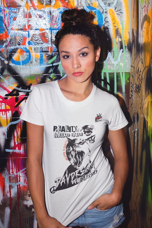 Organic Singlejersey in normaler Passform - der Fit, extra für euch Mädels. Sei bereit für die Realität - Willkommen DAYDREAM - das Premium Bio-Baumwoll-Shirt mit rebellischem Streetwear Vibe, 100% gekämmte ringgesponnene Bio-Baumwolle, 180 GSM, Farbe weiß mit Streetart schreiende wilde Katze und Graffti Motiv