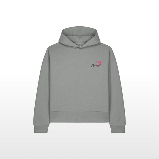 Der Bad Bunny Oversized Hoodie für Girls – locker geschnitten, massiv verarbeitet. Flauschige Bio-Baumwolle, doppelte Kapuze mit Futter, Set-In Ärmel und clean ohne Kordeln und Tasche gefertigt. Robustes Fischgrätenband im Nacken, verstärkte Nähte. Ein Statement-Piece, das hält, was es verspricht.
Handarbeit aus Deutschland - ein echtes Unikat
OriginG Premium Produkt
Oversized geschnitten - extra komfortabel
Clean - Ohne Kordeln und ohne Bauchtasche
Limitiert auf 20 Stück am Tag
Farbe Beton Grau