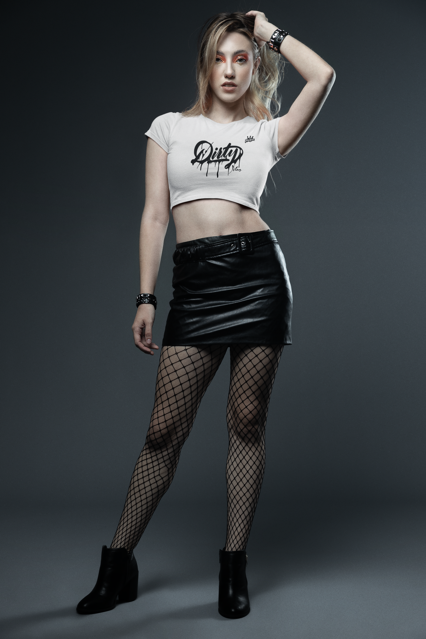 Das Ladies Cropped Tee DIRTY ist ein rebellisch geschnittenes Shirt, mit einem kessen Frontprint. Gefertigt aus 95% Baumwolle und 5% Elasthan, wiegt es 180 GSM und besteht aus Single Jersey.