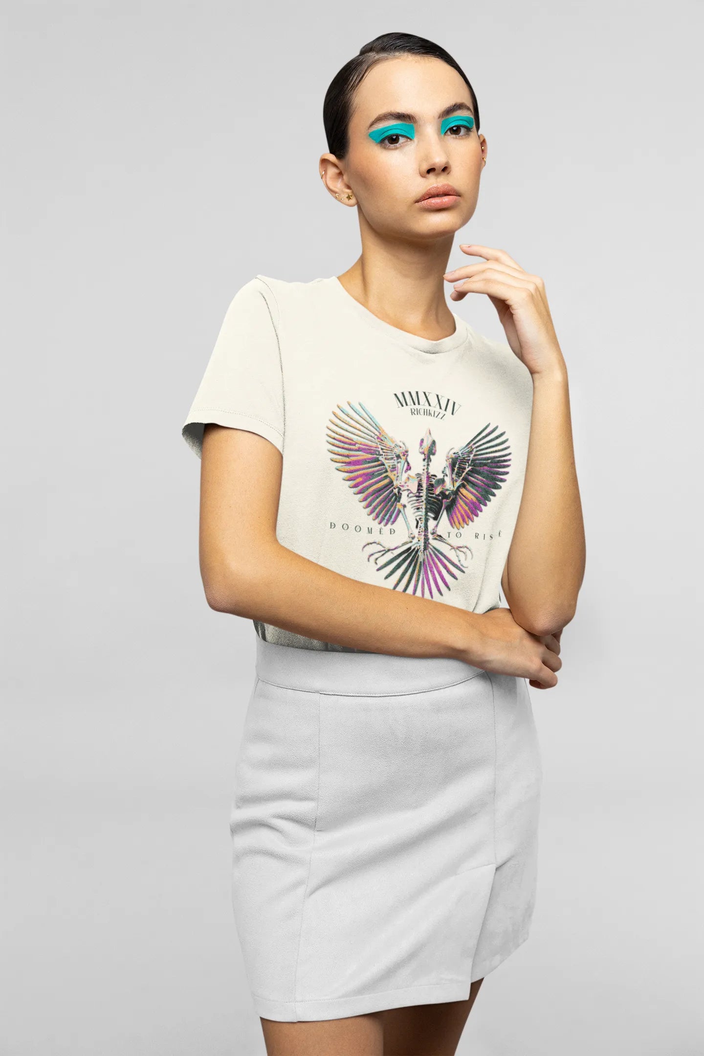 Mit dem Damen Organic Shirt DOOMED Richkizz bist du stylisch unterwegs. Das Premium Bio-T-Shirt hat eine normale Passform und kommt mit einem edlen Streetwear-Print daher. Perfekt für den lässigen Look oder als Hingucker zu deinen schickeren Outfits