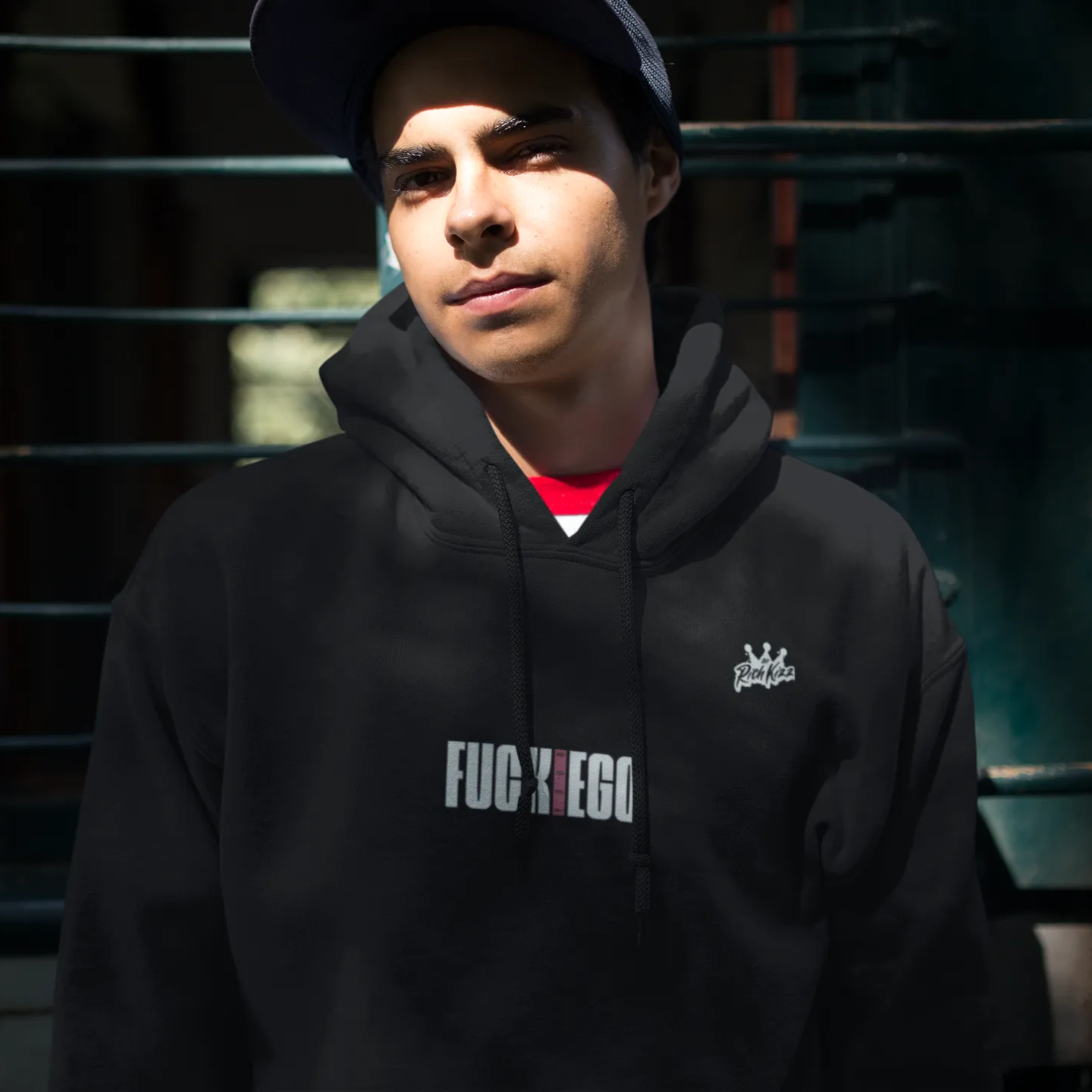 Unisex Kapuzenpullover mit Bauchtasche in normaler Passform. Gefertigt aus 85% Bio-Baumwolle und fck your Ego Print, für eine klare Ansage.
85% gekämmte ringgesponnene Bio-Baumwolle, 15% Polyester, 280 GSM, Farbe schwarz Streetwear Sweatshirt für Herren und Frauen