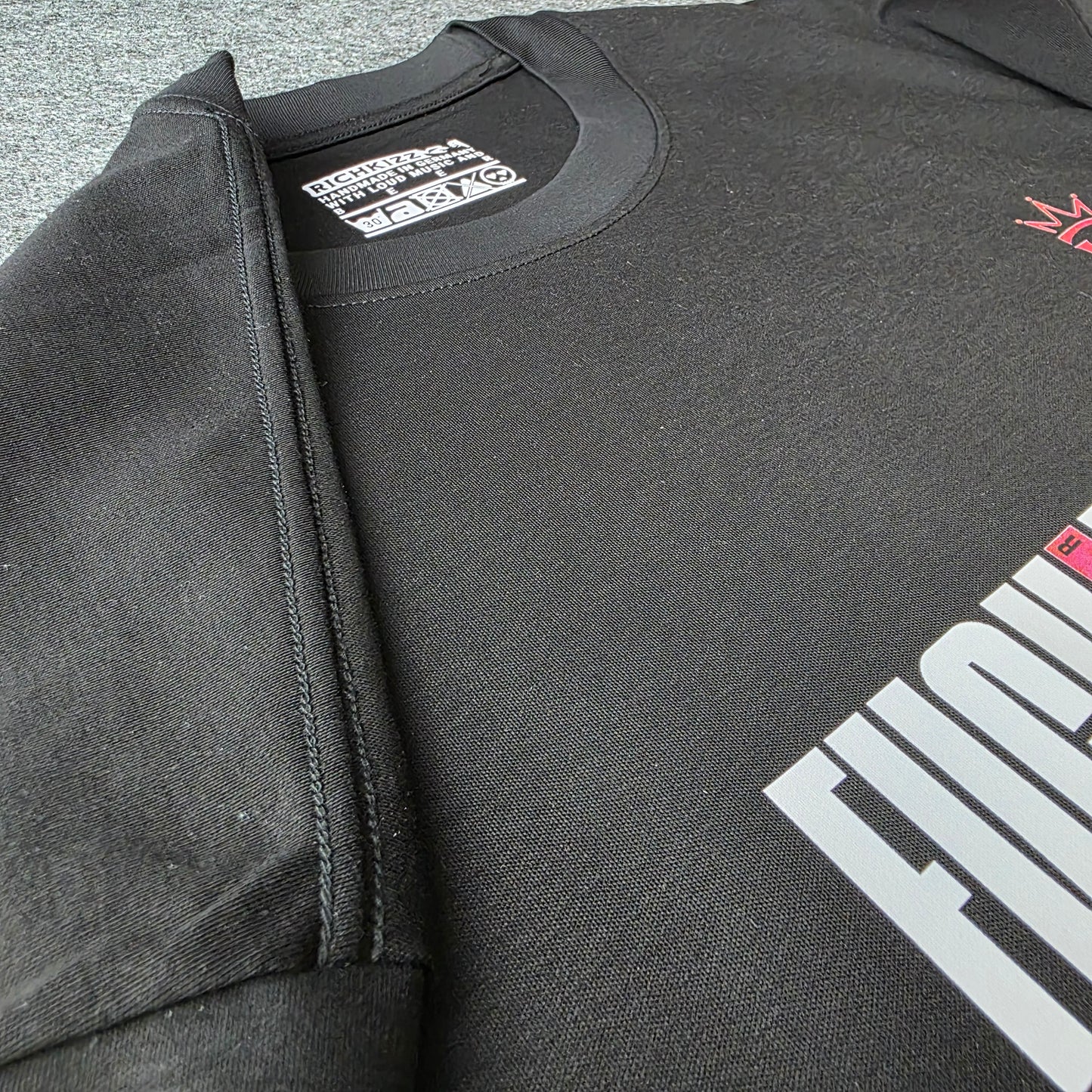 Perfektion in einem T-Shirt! Provokant freches Herren T-Shirt in Relaxed Fit, gefertigt aus 100% hochwertigster Pima-Baumwolle. Mit Front, Ärmel und Backprint "EGO". 100% Made in Germany,100% edelste Pima,Baumwolle, 100% akkurate, Verarbeitung von Hand
knitterfrei und kein zupfen, dieses Shirt, fühlt sich an wie Seide, langlebiger DTF Print, fette 260GSM, Streetwear gepaart mit Luxus, Farbe Schwarz