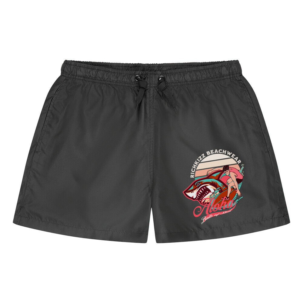 Bequeme Badehose im modernen Schnitt mit mehreren Taschen. ALOHA - BALLS OF STEEL EDITION 100% Polyester Futter: Polyester-Netz elastischer Bund mit Ton-in-Ton-Kordelzug 2 Seitentaschen
Klettverschluss-Tasche hinten Seitenschlitze, Beach Shorts von Richkizz Streetwear