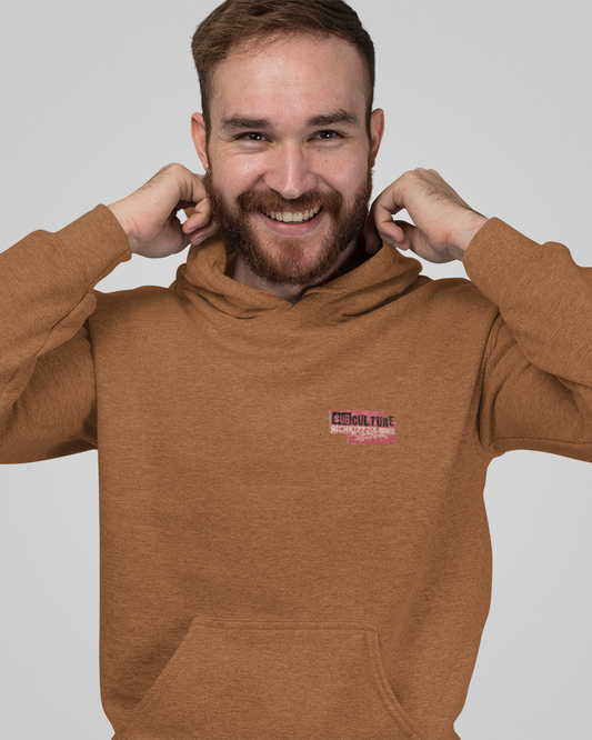 Dieser Retro-Kapuzenpullover im klassischen Design mit Bauchtasche, setzt mit seinem provokanten, doppeldeutigen Print ein mutiges Statement zu den Krisen unserer Zeit und verbindet dabei kompromisslos Retro-Styles mit der heutigen Realität. Einfacher College-Hoodie fühlt sich an wie aus den 60er Jahren, perfekt abgestimmt für dieses Design. 80% Baumwolle / 20% Polyester, 280 GSM, flache Kordeln, gerippte Manschetten und Saum, Pin Up Streetwear Motiv