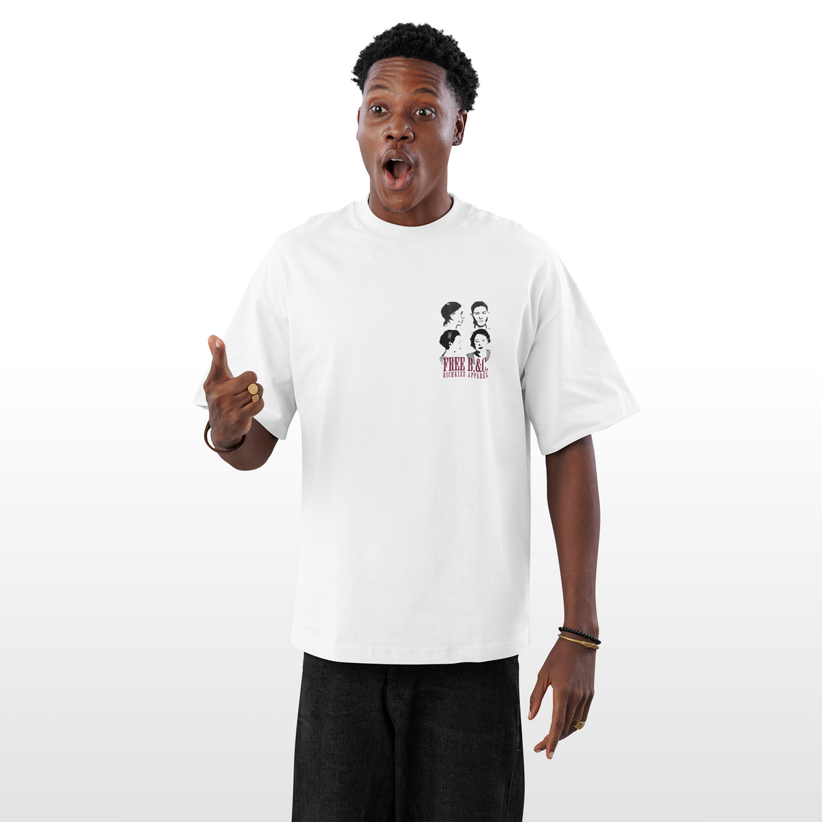 Das freche Retro oversized Herren-Tee „Bonnie and Clyde“ kombiniert kultigen Flair mit lockerem Komfort und wird aus angenehmer, ringgesponnener Bio-Baumwolle gefertigt – ideal für entspannte, stylische Outfits.
100% gekämmte ringgesponnene Bio-Baumwolle, eingesetzte Ärmel, überschnittene Ärmelansätze, 1x1 Rippstrick an schmalem Ausschnitt, abgesetztes Nackenband, aus Eigenstoff, breite Doppelabsteppung an Ärmelenden und unterem Saum, Farbe weiss