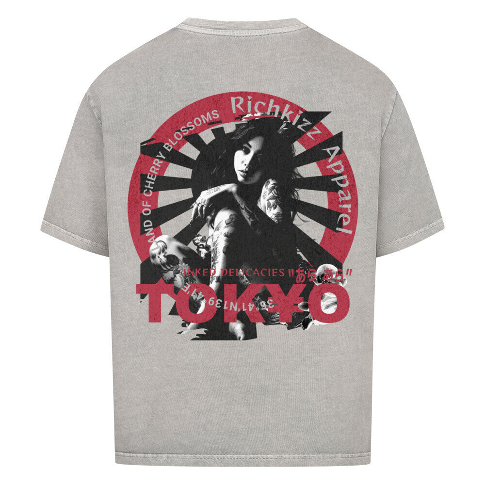Herren Oversized Shirt JPN INKED für deinen individuellen Stil auf ganzer Linie. Der großzügige Schnitt schenkt dir Bewegungsfreiheit und Komfort, während die sanfte Waschung dem Shirt einen besonderen Charakter verleiht. Die perfekte Wahl für deinen authentischen Look! Farbe washed grey, Tokyo Japan Tattoo Motiv