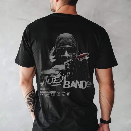 AUDIBANDE Herren Oversized Tee – Provokant. Satirisch. Street.
Für echte Hustler mit Liebe zu Familienkarren und einem Hang zur Provokation
Boldes Design, krasser Vibe – für die Straße gemacht.
Oversized Fit. 100 % Baumwolle. No Pin. No Problem, 100% Baumwolle, 240 GSM, Drop Shoulders, innen und außen gebrusht, Farbe schwarz