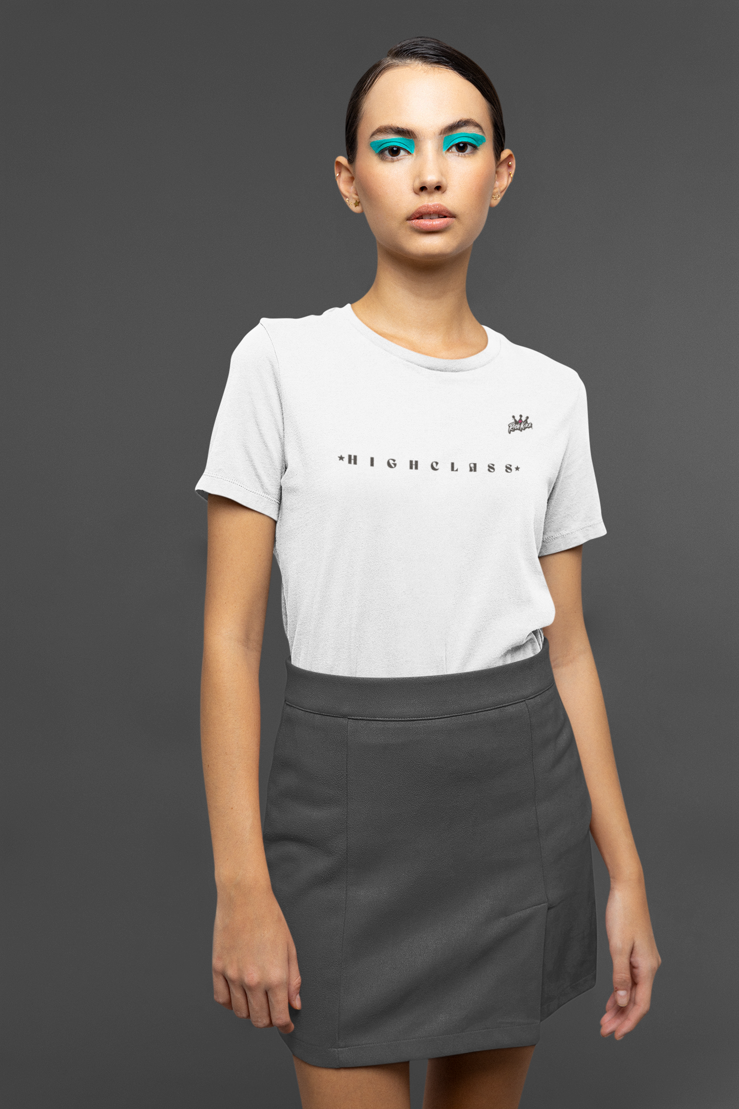Damen Premium Streetwear Organic T-Shirt in normaler Passform und dem extra frechen Besteller-Design "Highclass Nonne". Diesen Print findest du in keinem Laden, uns ist das egal, den Richkizz Streetwear steht für Provokation! Ansonsten - geh doch zu Takko, 100% gekämmte ringgesponnene Bio-Baumwolle, 180 GSM, Farbe weiss, Print mit Nonne auf dem Rücken Streetwear Style