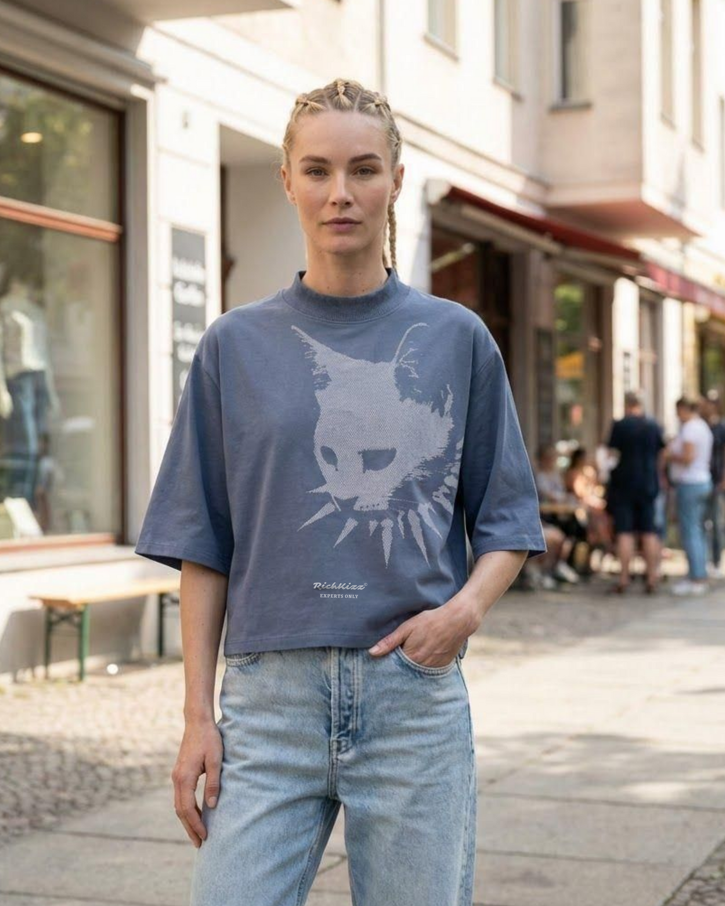 Provokante Kitty – Damen Crop Shirt aus Bio-Baumwolle
Kurzes Damen Crop T-Shirt aus hochwertigem 200 GSM Singlejersey mit markantem Kitty-Print im Underground-Style.
Das Design verbindet süß und gefährlich provokante Premium Streetwear für selbstbewusste Frauen.
Cropped Silhouette mit Relaxed Fit, 1x1-Rippkragen und eingesetzten Ärmeln.
Vorgewaschen, langlebig verarbeitet und in Handarbeit veredelt.
Premium Damen Streetwear aus Deutschland.
Produktdetails
RichKizz OriginG Premium
200 GSM Singlejersey