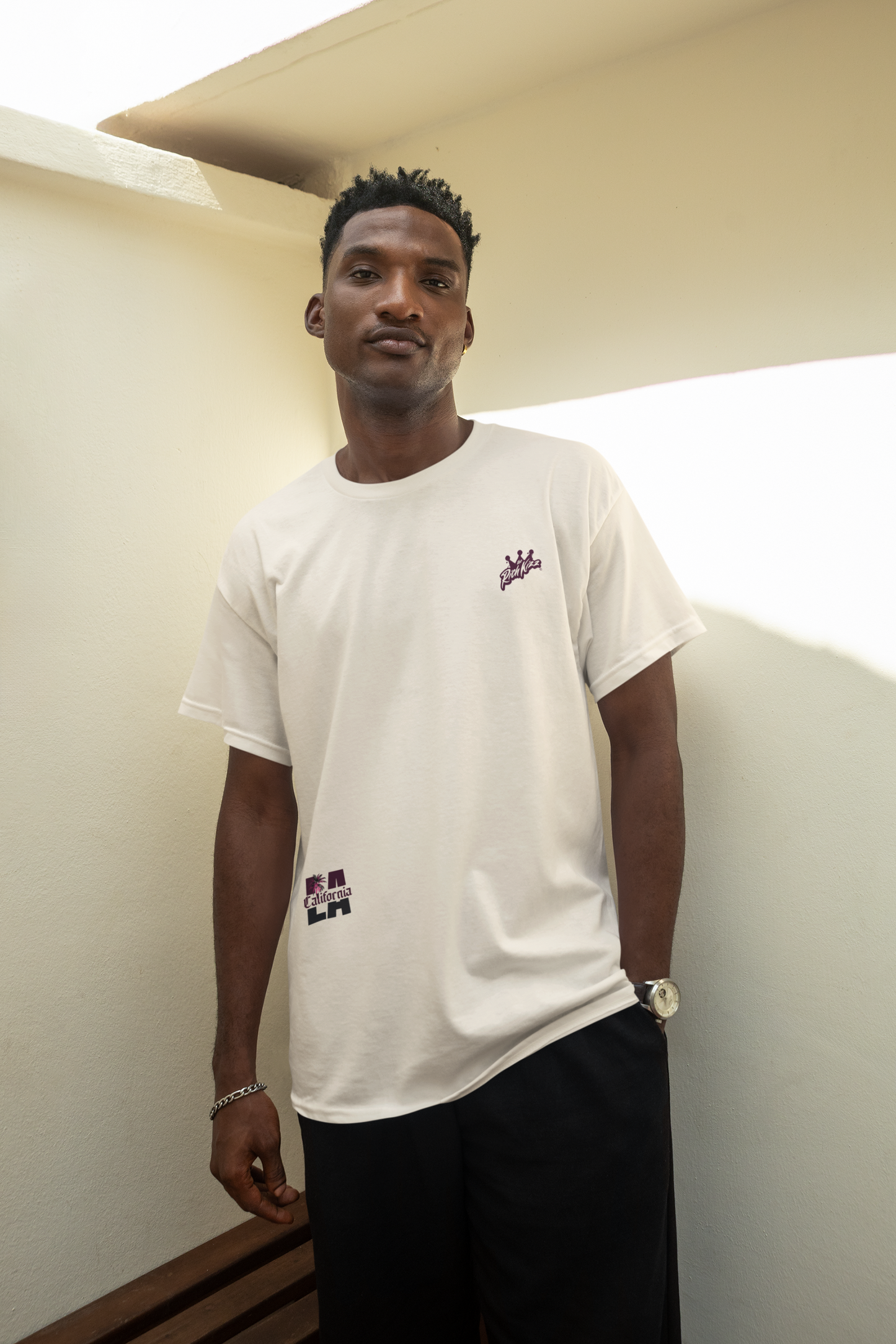 Unser ausgefallenes Herren-Shirt in Oversized-Schnitt, ist ein absolutes will ich haben Piece für diesen Sommer. Mit dem coolen L.A.-Print wird dieses Shirt zum Hingucker und verleiht dir einen legeren und exzentrischen Look.
100% Baumwolle, 240 GSM, Drop Shoulders, innen und außen gebrush
