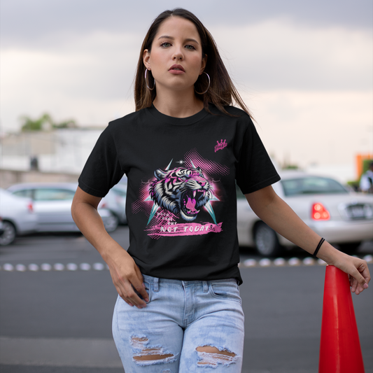 Leichtes Sommer Singlejersey in normaler Passform im Unisex-Schnitt.
100% gekämmte ringgesponnene Bio-Baumwolle, 150 GSM, eingesetzte Ärmel, 1x1 Rippstrick am Ausschnitt, abgesetztes Nackenband, osa Tiger Motiv Streetwear, Spruch Print not today