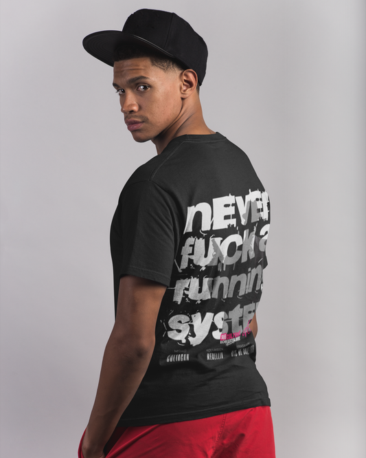 Herren Premium-T-Shirt in normaler Passform, das mit seinem hohen Qualitätsstandard überzeugt. Mit dem OG Back-Print, hast du das perfekte Piece, um dir lästige Rivalen vom Leib zu halten, 100% Bio-Baumwolle, 150 GSM, Farbe schwarz, never fck a running system Motiv auf dem Rücken, OG Print auf der Vorderseite, orginal Richkizz Streetwear shirt