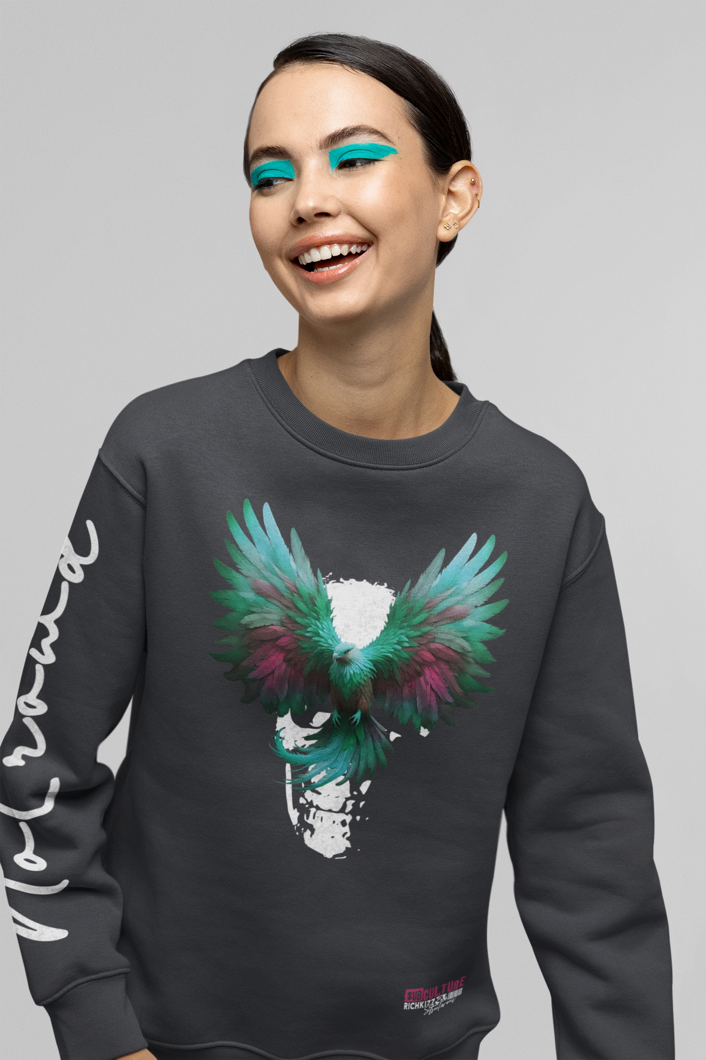 Das No Crowd Heavy Sweatshirt für Girls – Relaxed-Fit geschnitten, massiv verarbeitet. Flauschige Bio-Baumwolle, verstärkte Nähte und bei uns im Haus von Hand gefertigt. Ein Statement-Piece, das hält, was es verspricht.
Handarbeit aus Deutschland
OriginG Premium Produkt
1x1-Ripp am Kragen, Ärmelbund und Saum
Nackenband innen aus Fischgrätenband
halbmondförmiger Einsatz aus gleichem Material im Nackenbereich
Einfache Steppnaht am Kragen
2-Nadel-Steppnaht mittig auf der Naht am Saum, Bündchen und Armausschni