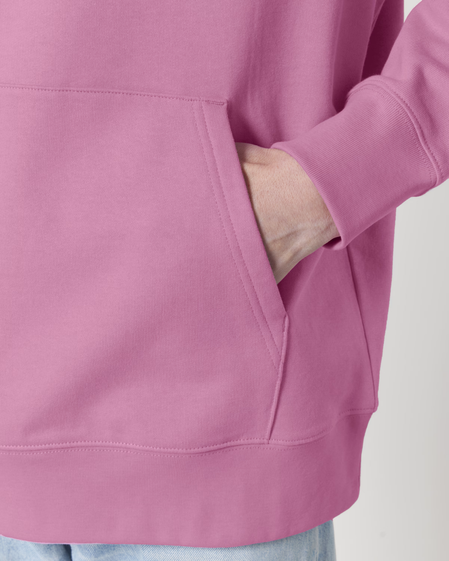 Der Bad Neighbor Hoodie für Girls – locker geschnitten, massiv verarbeitet. Flauschige Bio-Baumwolle, doppelte Kapuze mit Futter, Set-In Ärmel und robuste Metalldetails. Robustes Fischgrätenband im Nacken, verstärkte Nähte und praktische Kängurutasche. Ein Statement-Piece, das hält, was es verspricht.