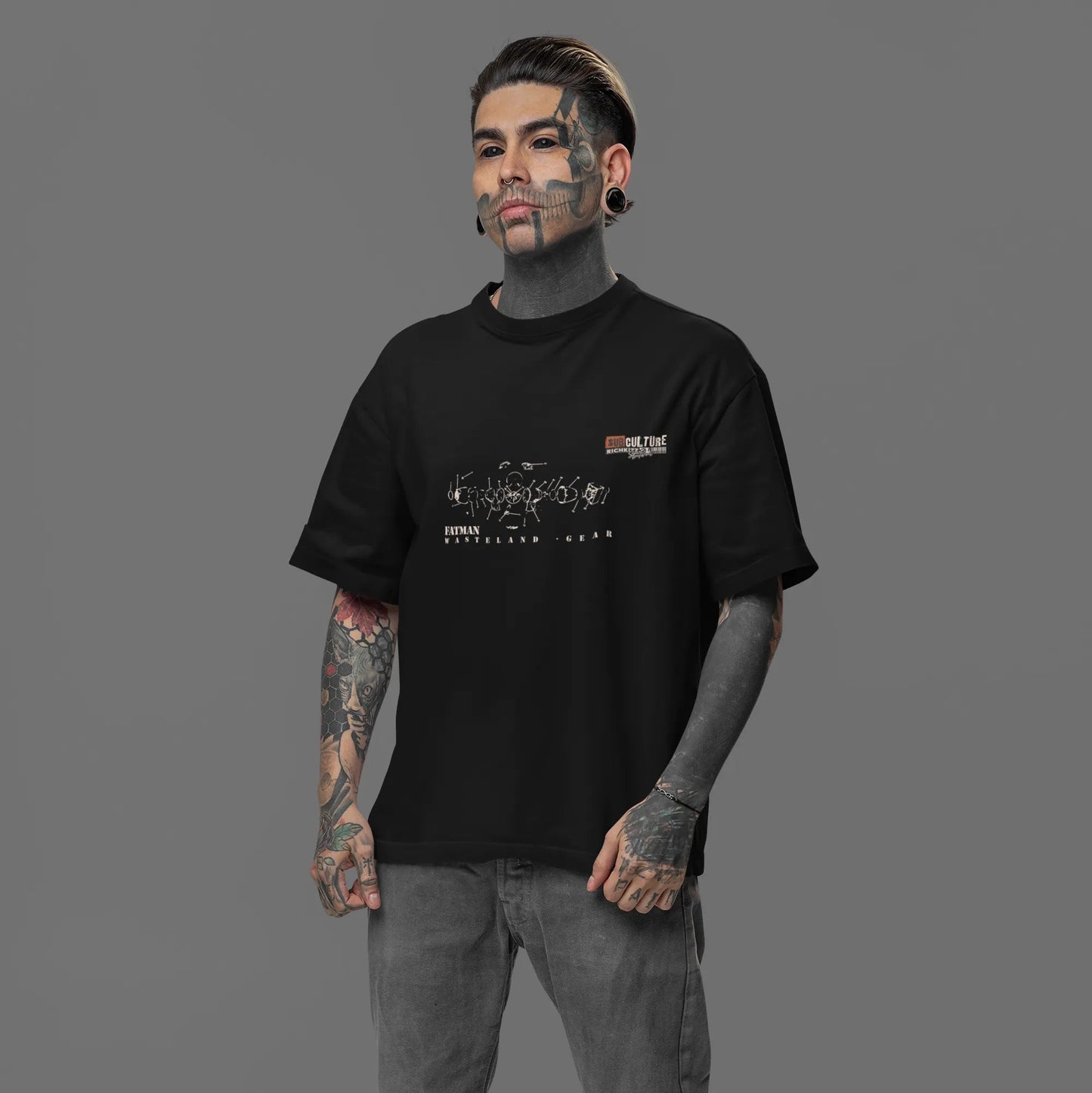 Apokalyptisches Premium Herren Shirt im Oversized Schnitt, Atombombe Motiv Streetwear Shirt Herren, gefertigt zu 100% in Deutschland, aus edelster Pima-Baumwolle
