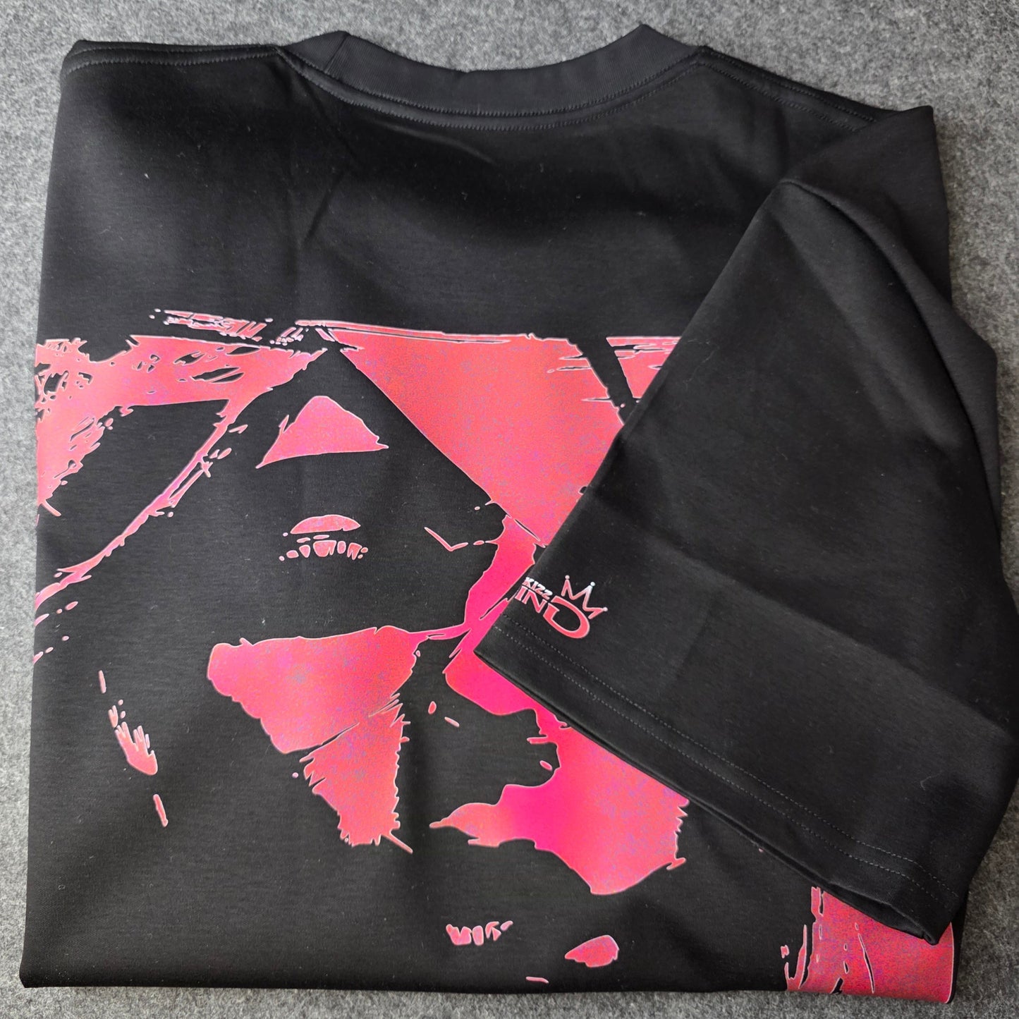 Perfektion in einem T-Shirt! Provokant freches Herren T-Shirt in Relaxed Fit, gefertigt aus 100% hochwertigster Pima-Baumwolle. Mit Front, Ärmel und Backprint "EGO". 100% Made in Germany,100% edelste Pima,Baumwolle, 100% akkurate, Verarbeitung von Hand
knitterfrei und kein zupfen, dieses Shirt, fühlt sich an wie Seide, langlebiger DTF Print, fette 260GSM, Streetwear gepaart mit Luxus, Farbe Schwarz