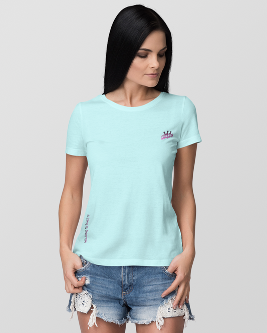 Das OriginG Damen Tee DAYDREAM vereint Komfort und Streetwear mit 100% organischer Baumwolle, taillierter Passform und einem schmalen Kragen. Perfekt für sonnige Tage – nachhaltig, made in Germany und bereit für deinen Sommer-Look!, 160 g/m²,100% Baumwolle (organisch), gekämmt und ringgesponnen, Light Oxford: 97%, Baumwolle, 3% Viskose Single Jersey, Schmaler Kragen mit Elasthan
Schulter-zu-Schulter Nackenband