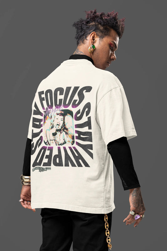 Hol dir dieses frische Oversized Shirt für Männer mit coolem Design. Bleib fokussiert und motiviert. Mit unserem "stay focus stay hyped" Shirt fällst du garantiert auf.