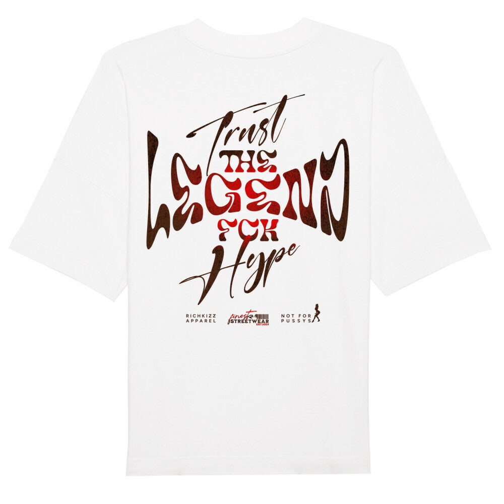 Lässiges Streetwear T-Shirt im Oversized Schnitt.
100% gekämmte ringgesponnene Bio-Baumwolle, eingesetzte Ärmel, überschnittene Ärmelansätze, 1x1 Rippstrick an schmalem Ausschnitt, abgesetztes Nackenband, aus Eigenstoff, breite Doppelabsteppung an Ärmelenden und unterem Saum, Farbe weiß, Druck auf Vorderseite und hinten trust the legend