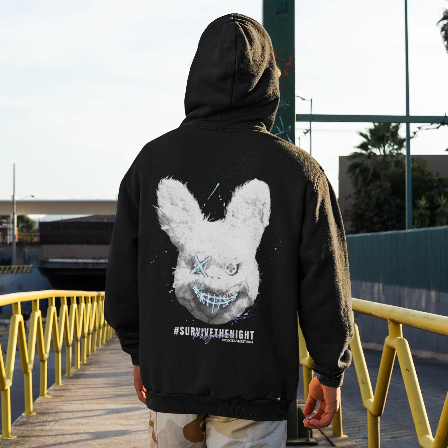 Premium Bio-Hoodie mit Bauchtasche, ideal für deine nächste Purge. Besteht aus Bio-Baumwolle und kommt mit langlebigen Prints. Bleib stylisch und nachhaltig mit diesem freshen Streetwear Kapuzenpullover.