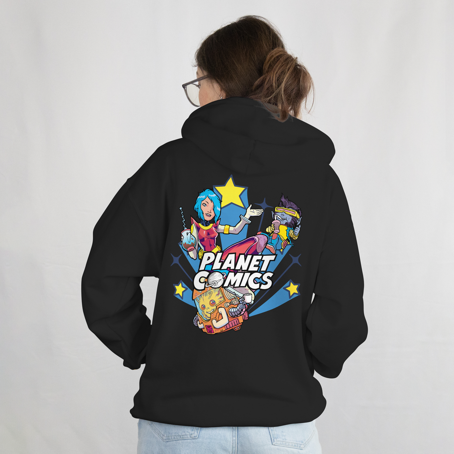 Planet Comics Custom Hoodie – Dein Design, deine Regeln
Dieser Hoodie wird individuell nach deinen Wünschen gefertigt. Gemeinsam stimmen wir vorab Farben, Style und Details bequem per WhatsApp ab, bis dein Design perfekt ist.
Nach deiner finalen Freigabe erhältst du einen persönlichen Bestell-Link, über den du jederzeit und unbegrenzt nachbestellen kannst.
Die Preise richten sich nach unserem Angebot an euch. Dieses Merch-Produkt ist nur für unseren Kunden