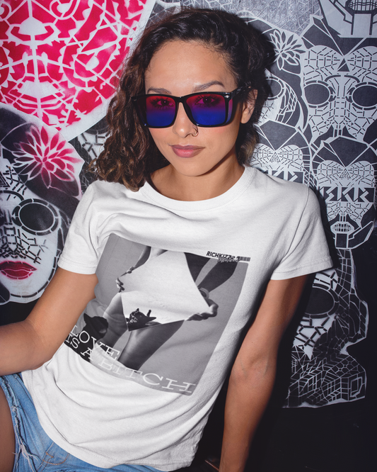 Singlejersey für Girls in normaler Passform. Das Shirt aus hochwertiger Bio-Baumwolle ist nachhaltig produziert und provoziert mit seinem frechen Print. 100% gekämmte ringgesponnene Bio, Baumwolle, 180 GSM, eingesetzte Ärmel, 1x1 Rippstrick am Halsausschnitt, Enge Doppelnaht-Steppnaht an Ärmelbund und unterem Saum, Farbe weiss