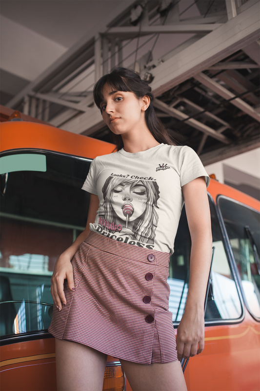 Freches Mädels Shirt aus Bio-Baumwolle. Normaler Schnitt, Streetwear Style. Süß und frech - ein Must-Have!
100% gekämmte ringgesponnene Bio-Baumwolle, 180 GSM, Motiv mit frechem Mädchen und Lollipop, dezenter Spruch Attitude Priceless Print