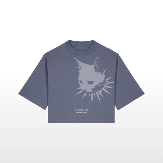 Provokante Kitty – Damen Crop Shirt aus Bio-Baumwolle
Kurzes Damen Crop T-Shirt aus hochwertigem 200 GSM Singlejersey mit markantem Kitty-Print im Underground-Style.
Das Design verbindet süß und gefährlich provokante Premium Streetwear für selbstbewusste Frauen.
Cropped Silhouette mit Relaxed Fit, 1x1-Rippkragen und eingesetzten Ärmeln.
Vorgewaschen, langlebig verarbeitet und in Handarbeit veredelt.
Premium Damen Streetwear aus Deutschland.
Produktdetails
RichKizz OriginG Premium
200 GSM Singlejersey