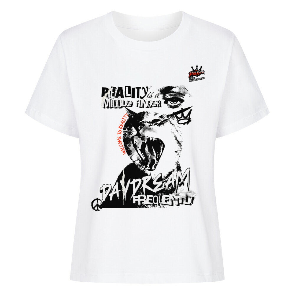 Organic Singlejersey in normaler Passform - der Fit, extra für euch Mädels. Sei bereit für die Realität - Willkommen DAYDREAM - das Premium Bio-Baumwoll-Shirt mit rebellischem Streetwear Vibe, 100% gekämmte ringgesponnene Bio-Baumwolle, 180 GSM, Farbe weiß mit Streetart schreiende wilde Katze und Graffti Motiv