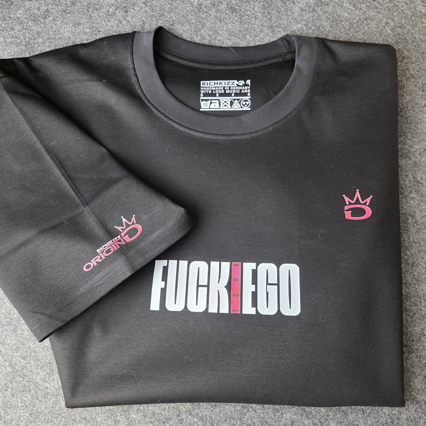 Perfektion in einem T-Shirt! Provokant freches Herren T-Shirt in Relaxed Fit, gefertigt aus 100% hochwertigster Pima-Baumwolle. Mit Front, Ärmel und Backprint "EGO". 100% Made in Germany,100% edelste Pima,Baumwolle, 100% akkurate, Verarbeitung von Hand
knitterfrei und kein zupfen, dieses Shirt, fühlt sich an wie Seide, langlebiger DTF Print, fette 260GSM, Streetwear gepaart mit Luxus, Farbe Schwarz
