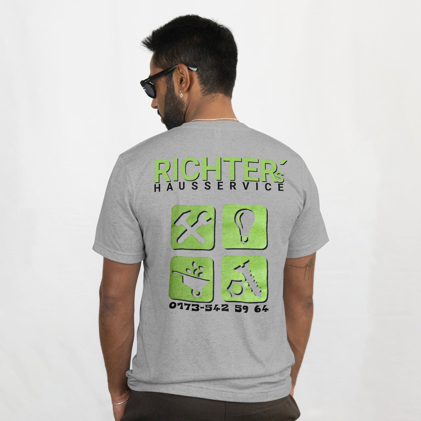 Heater-graues Organic Unisex Premium T-Shirt mit normalem Schnitt, bietet mit 180 GSM ein angenehmes Tragegefühl und langlebige Qualität. Der dezente Front- und Backprint macht das Shirt zum besonderen Hingucker. Ideal wenn Sie Wert auf nachhaltige Materialien und individuellen Stil legen. Kundenauftrag Fa. Richters