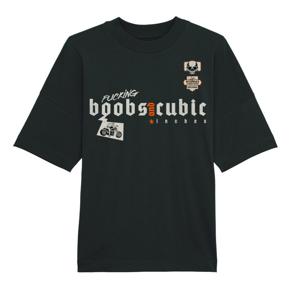 Lässiges provokantes Streetwear T-Shirt im Oversized Schnitt aus unserer BAD NEIGHBOR Kollektion. Lass den V-Twin knallen, deine Nachbarn wird es freuen, 100% gekämmte ringgesponnene Bio-Baumwolle, eingesetzte Ärmel, überschnittene Ärmelansätze, 1x1 Rippstrick an schmalem Ausschnitt, abgesetztes Nackenband, aus Eigenstoff, breite Doppelabsteppung an Ärmelenden und unterem Saum, Richkizz, Farbe schwarz