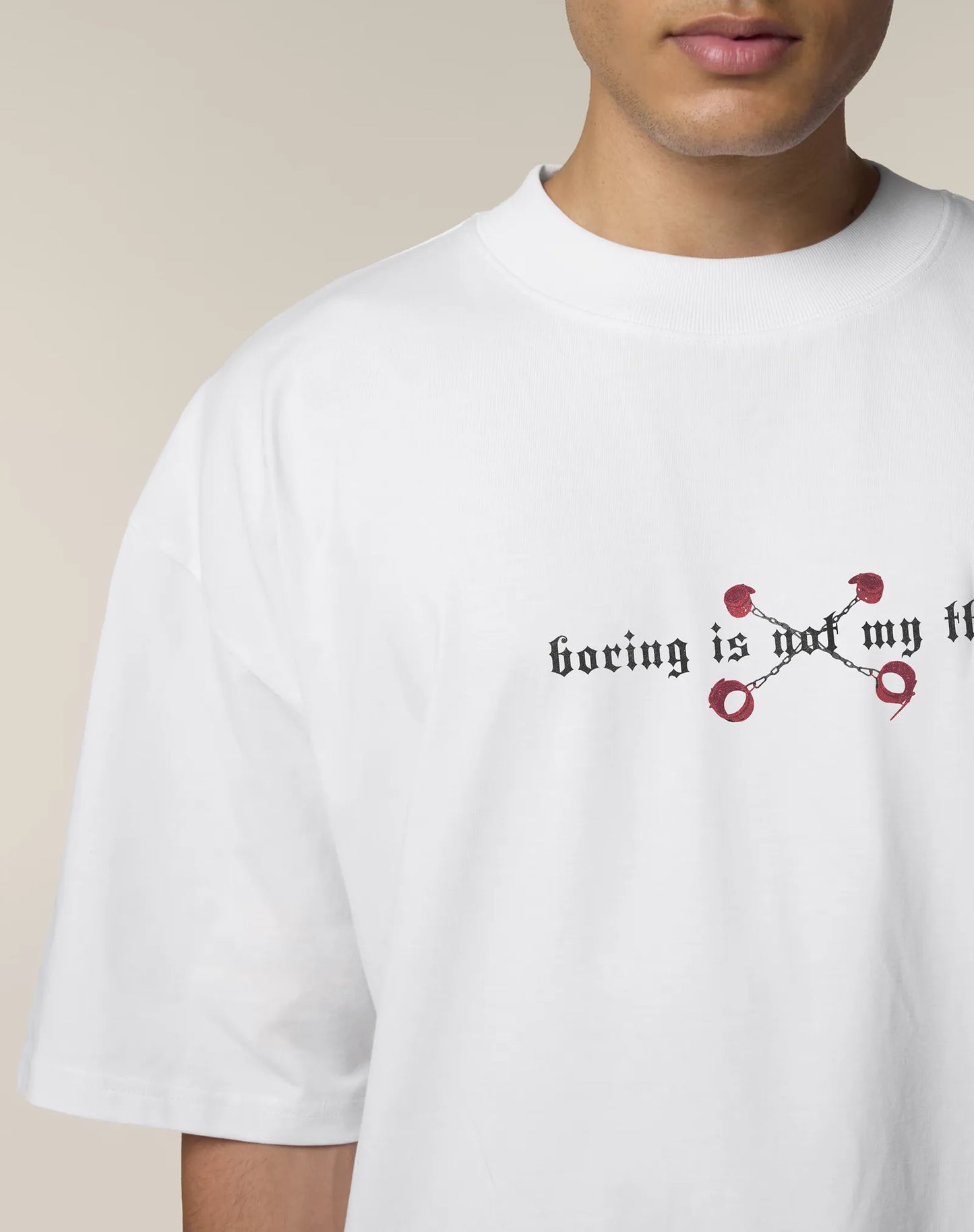 Herren Oversized TEE -Shirt mit extra hohem Kragen, Rough Love 666 ist eines unserer provokantesten Designs dieses Jahr. Außerdem kommt das Shirt für echte Männer im neuen Schnitt und aus ringgesponnener Bio-Baumwolle, was es zu einem echtem Premium Streetwear Piece macht. 200GSM sind fett aber immer noch angenehm im Sommer zu tragen, weißes Männer shirt weit geschnitten mit krassem bdsm style Motiv