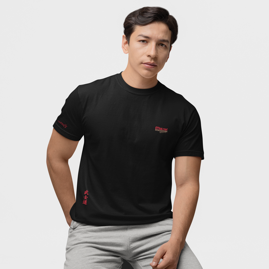 Perfektion in einem T-Shirt! Provokant freches Herren T-Shirt in Relaxed Fit, gefertigt aus 100% hochwertigster Pima-Baumwolle. Mit Front, Ärmel und Backprint "BUSHIDO". Mit diesem hochwertigem Samurai Shirt, bekommst du eine extra Portion Eier aus Stahl. 100% Handmade in Germany, 100% edelste Pima-Baumwolle, 100% akkurate Verarbeitung, perfekte Nähte, knitterfrei und kein zupfen, dieses Shirt fällt wie Seide, langlebiger DTF Print, fette 260GSM, Farbe Schwarz