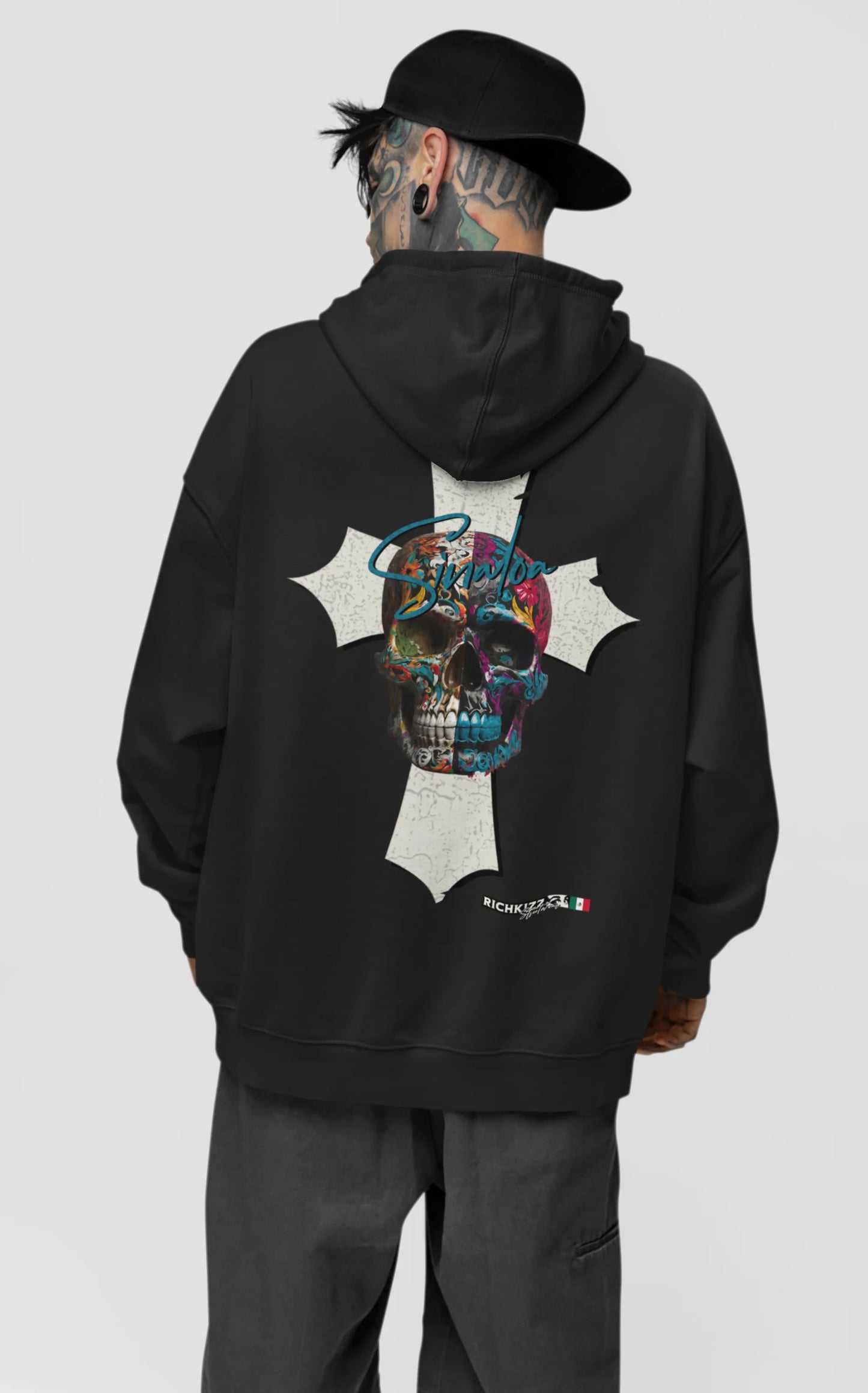Heavy Cotton Premium-Hoodie im Oversized-Schnitt, der neue Qualitätsstandards setzt. Die Neuauflage unseres Streetwear Klassikers, kommt jetzt noch fetter in 380 GSM. Der Herren Hoodie aus der Kartelle Mexiko Serie Sinaloa ohne Kordeln