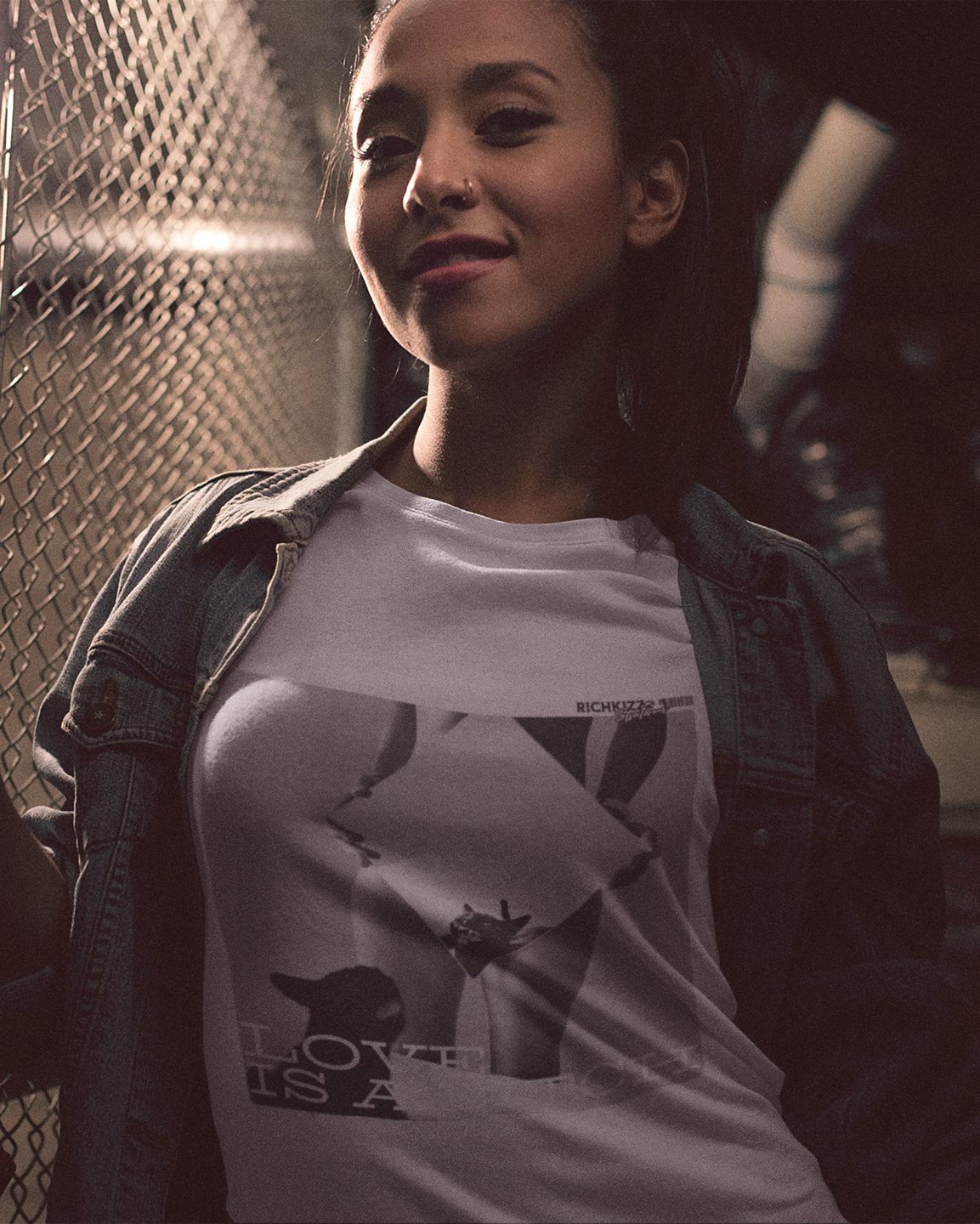 Singlejersey für Girls in normaler Passform. Das Shirt aus hochwertiger Bio-Baumwolle ist nachhaltig produziert und provoziert mit seinem frechen Print. 100% gekämmte ringgesponnene Bio, Baumwolle, 180 GSM, eingesetzte Ärmel, 1x1 Rippstrick am Halsausschnitt, Enge Doppelnaht-Steppnaht an Ärmelbund und unterem Saum, Farbe weiss, Marke Richkizz Streetwear