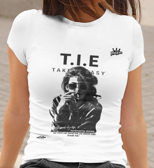 Dieses T-Shirt ist perfekt für Powerfrauen, die vom Leben gezeichnet sind. Das organic medium fitted T-Shirt aus Bio Baumwolle bietet nicht nur höchsten Tragekomfort, sondern zeigt auch, dass man sich mit Stil für Nachhaltigkeit einsetzen kann. Take it easy! Kommt jetzt im neuen Schnitt, Farbe weiß