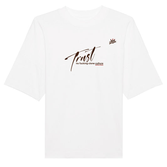 Lässiges Herren Streetwear T-Shirt im Oversized Schnitt.
100% gekämmte ringgesponnene Bio-Baumwolle, eingesetzte Ärmel, überschnittene Ärmelansätze, 1x1 Rippstrick an schmalem Ausschnitt, abgesetztes Nackenband, aus Eigenstoff, breite Doppelabsteppung an Ärmelenden und unterem Saum, Farbe weiß, Druck auf Vorderseite und hinten trust the legend