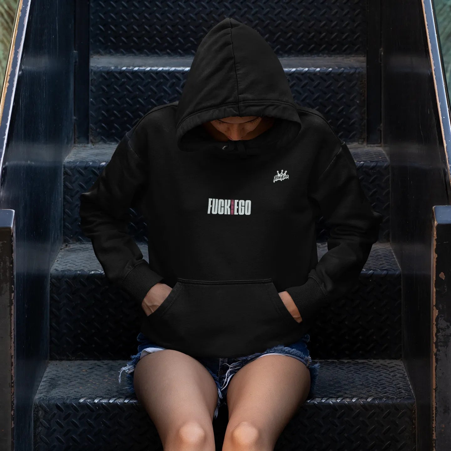 Unisex Kapuzenpullover mit Bauchtasche in normaler Passform. Gefertigt aus 85% Bio-Baumwolle und fck your Ego Print, für eine klare Ansage.
85% gekämmte ringgesponnene Bio-Baumwolle, 15% Polyester, 280 GSM, Farbe schwarz Streetwear Sweatshirt für Herren und Frauen