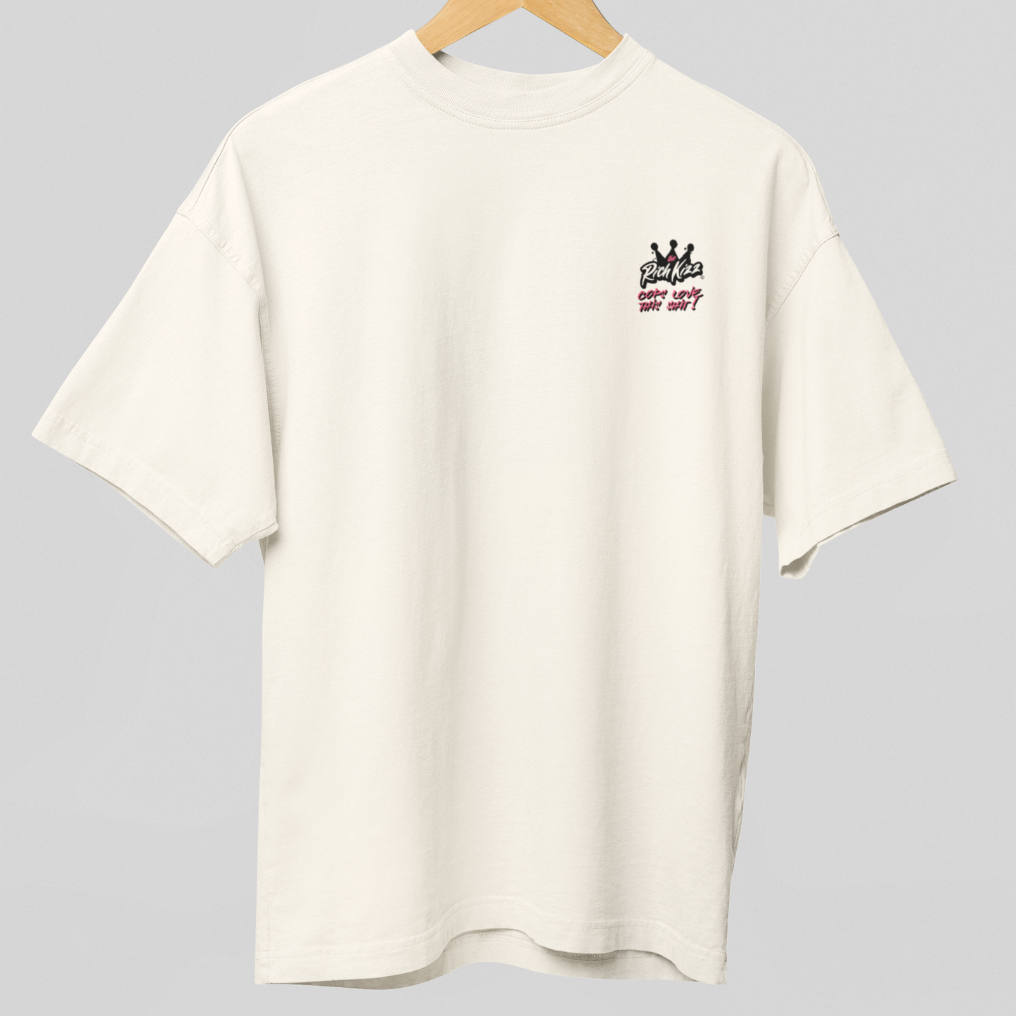 Stylisches Herren Premium-Shirt im Oversized Schnitt. Der freche Backprint kommt passend zur Saison, dann zieh die schicken Alu´s auf und lasse die Gummis qualmen. Die Cops werden dein neues T-Shirt lieben, 100% Baumwolle, 240 GSM, Drop Shoulders, innen und außen gebrusht, erhältlich in Farbe Babyblau und Beige