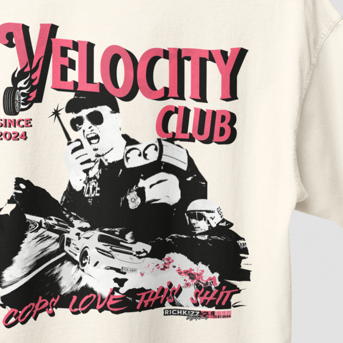 Stylisches Herren Premium-Shirt im Oversized Schnitt. Der freche Backprint kommt passend zur Saison, dann zieh die schicken Alu´s auf und lasse die Gummis qualmen. Die Cops werden dein neues T-Shirt lieben, 100% Baumwolle, 240 GSM, Drop Shoulders, innen und außen gebrusht, erhältlich in Farbe Babyblau und Beige, Motiv mit Cops und Cars