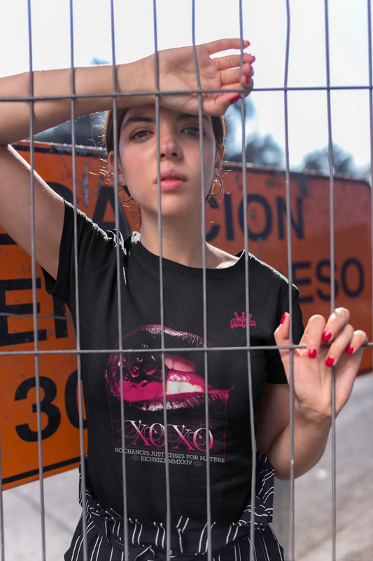 Freches Damen Streetwear Shirt mit Haters Print und Kussmund, Farbe Schwarz, gefertigt aus Bio Baumwolle