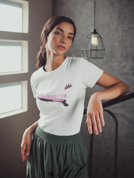 Freches Frauen Singlejersey "dad's favourite" in normaler Passform im Damen-Schnitt. Leg dich nicht mit Daddi's ganzem Stolz an! Bio Baumwolle organic shirt mit frechen daddy pumpgun motiv in Farbe weiss