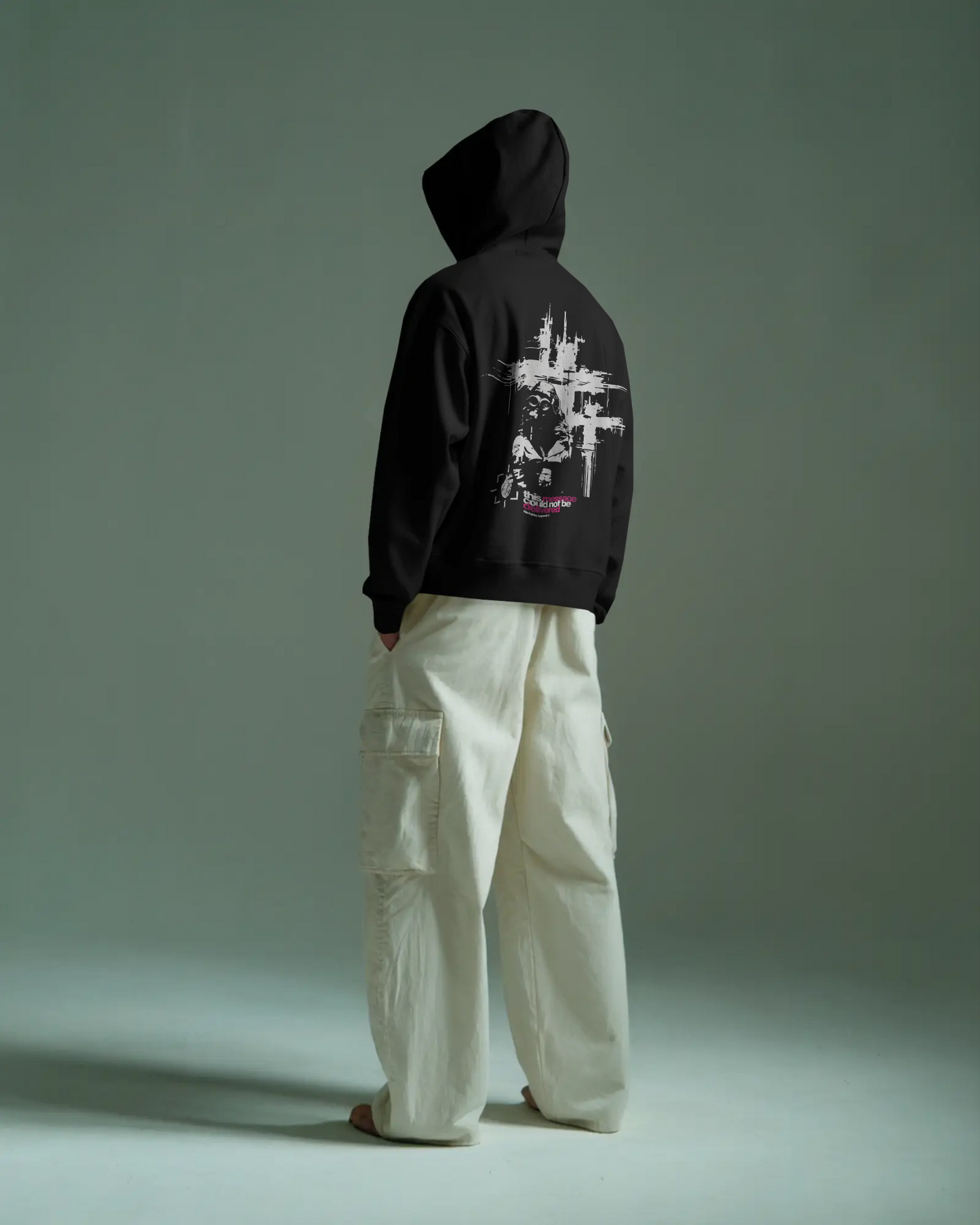 Der Heavy Hoodie Chaos – locker geschnitten, massiv verarbeitet. Flauschige Bio-Baumwolle, doppelte Kapuze mit Futter, Set-In Ärmel und robuste Metalldetails. Robustes Fischgrätenband im Nacken, verstärkte Nähte und praktische Kängurutasche. Ein Statement-Piece, das hält, was es verspricht.
Handarbeit aus Deutschland - ein echtes Unikat
OriginG Premium Produkt
Relaxed geschnitten - extra komfortabel
Limitiert auf 20 Stück am Tag
Farbe Black
Heavy 350 GSM
