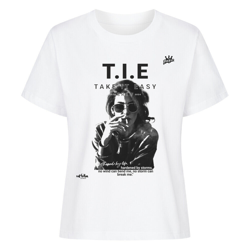Dieses T-Shirt ist perfekt für Powerfrauen, die vom Leben gezeichnet sind. Das organic medium fitted T-Shirt aus Bio Baumwolle bietet nicht nur höchsten Tragekomfort, sondern zeigt auch, dass man sich mit Stil für Nachhaltigkeit einsetzen kann. Take it easy! Kommt jetzt im neuen Schnitt